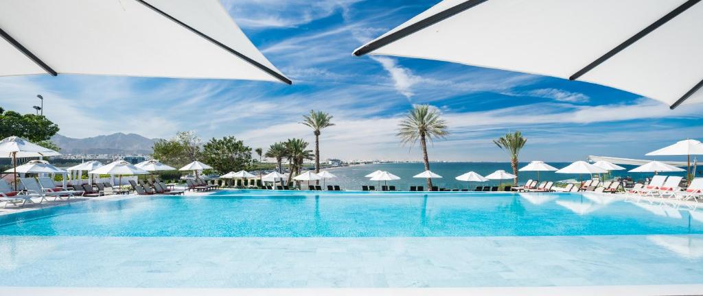 Crowne Plaza Muscat by IHG Muscat 02